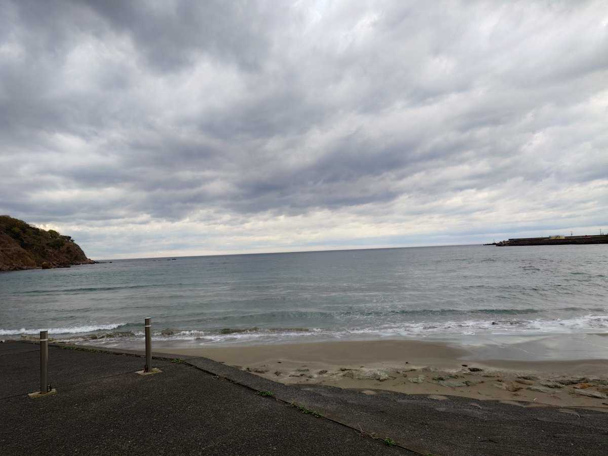 …て、いうか…ね…。ホントは砂丘に向かうつもりじゃなく、大谷海岸に行くつもりだったのに、何故かナビに砂丘に連れてかれて…優秀なドライバーちゃんが、感で走って、久々の大谷ビーチに着いたんだ！リンリンがふざけて「よう、ハル！」ってやってた…