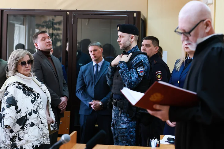 Не так давно в Иваново...
Ворам от власти, заместителям председателя правительства региона Иринке Эрмиш и Сергейке Зобнину, любившим брендовые вещи, дали по десятке.
Не зная, что их переговоры прослушивают чекисты, чиновники обсуждали, как обеспечить свои компании выгодными