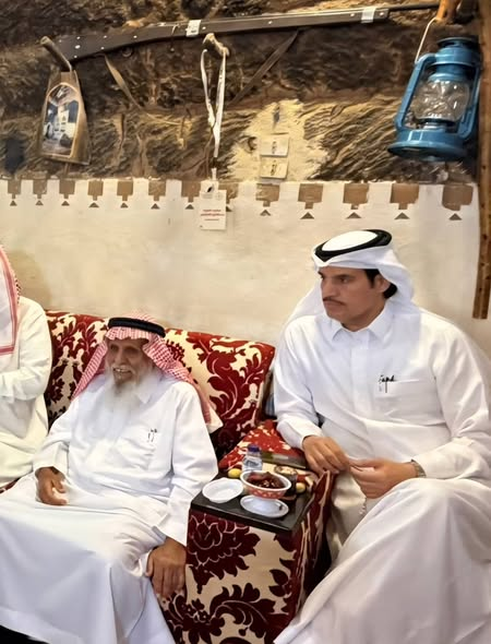 azizkasem's tweet photo. رحلتي إلى بلدة "الشَّعراء" " (الحلقة  الأخيرة)
.
وجوهٌ لا تَعبُر
.
قُبيل أن نُسدل الستار على رحلتنا إلى بلدة "الشعراء" — حيث يتنفّس الحجر قصائد — ومع شيخنا الحبيب محمد السعيدي وابنه البارِّ عبدالله، كان لا بدَّ أن نتوقّف عند وجوهٍ مرّت علينا هناك، ثمَّ أبت أن تمضي.
.
سألتُ الشيخ السعيدي — كعادتي حين أدخل بلدةً لا أعرفها — مَن أقرب الناس إلى قلبك هنا؟ فذكر المهندس **ماضي بن محمد الحُمُقي**.
.
ذكره بطريقة مَن يعرف الرجل لا مَن يمدحه — وثمّة فرقٌ بين الاثنين لا يدركه إلّا مَن جرّب المديح الزائف في المجالس. فزرناه، ومعه شقيقه **سعد** وابن خالهم **سعد المسعود** — واسم "سعد" في هذه العائلة كالماء في الوادي: أينما التفتَّ وجدته.
.
ثلاثةٌ لا يرفعون أصواتهم، لكنَّ حضورهم يملأ الغرفة بلا ضجيج. من أولئك الذين إذا جلست معهم شعرت أنَّ المجلس اتّسع — لا لأنَّ الغرفة كبرت، بل لأنَّ الروح ارتاحت.
.
ومن الوجوه التي لا تُنسى: الشيخ **محمد بن عبدالعزيز العجاجي**، مدير بريد الشعراء قديمًا. جاء لا ليُسلِّم فقط، بل ليُشعرك أنَّ مجيئه واجبٌ عليه لا فضلٌ منه.
.
ورجل البريد القديم — حين يتقاعد — لا يتوقّف عن التوزيع، لكنَّه يوزِّع شيئًا أثمن من الرسائل: **القبول**. من أولئك الذين إذا حضروا خفَّ الهواء، وإذا غابوا بقي كرسيُّهم يحكي عنهم.
.
ثمَّ أصرَّ الشيخ السعيدي — إصرارًا عجيبًا لا يُردُّ — أن نزور شابًّا. وليس أيَّ شابّ. **عبدالله بن فايز العتيبي**. دخلنا عليه فإذا بنا لا نزور مزرعة، بل نزور عنادًا جميلًا يمشي على قدمين.
.
ستُّ سنوات من العمل الفرديِّ الصامت: مبانٍ طينيّة صالحة للسكنى، ومسجد، واستراحات — وكلُّ حجرٍ فيها يقول: هنا رجلٌ لم ينتظر أحدًا ليصفِّق له. لم أُعجب به لأنَّه نجح — فالناجحون كثرٌ — بل لأنَّه بدأ وحيدًا واستمرَّ وحيدًا ولم يشتكِ. وهذا الصنف من الرجال أندر من الذهب في زمنٍ صار فيه كلُّ مَن يغرس شتلةً يريد مصوِّرًا وهاشتاقًا.
.
أمَّا الصورة التي لا يمكن أن تمرَّ بلا اعتراف — فهي تلك التي اجتمع فيها لبن النياق... وأنا.
.
الابن الشهم **عليُّ بن محمد العجاجي** أخذنا إلى مراح الإبل، وبكلِّ كرمٍ عربيٍّ أصيل أصرَّ أن نشرب من لبن النياق. ارتشف القوم واطمأنّوا.
.
أمَّا أنا فوقفتُ موقف الحكيم الذي تعلَّم من تاريخه الشخصيِّ: بيني وبين لبن الإبل خلافٌ قديم لم تُحسم بنوده بعد، ومعدتي — رحمها الله — لا تملك ترف المغامرة. ابتسمتُ واعتذرتُ، لا جفاءً، بل حفاظًا على استقرارٍ داخليٍّ هشّ. فبعض المعارك — صدِّقني — الانسحاب منها أرجَل من الثبات.
.
كانت زيارات لا عابرة. ووجوهٌ لا مؤقّتة. مضت الأوقات — نعم — لكنَّهم بقوا في القلب، كما تبقى الأشياء التي لا نبحث عنها... لكنَّها تجدنا.