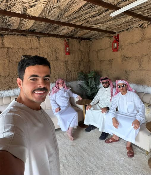azizkasem's tweet photo. رحلتي إلى بلدة "الشَّعراء" " (الحلقة  الأخيرة)
.
وجوهٌ لا تَعبُر
.
قُبيل أن نُسدل الستار على رحلتنا إلى بلدة "الشعراء" — حيث يتنفّس الحجر قصائد — ومع شيخنا الحبيب محمد السعيدي وابنه البارِّ عبدالله، كان لا بدَّ أن نتوقّف عند وجوهٍ مرّت علينا هناك، ثمَّ أبت أن تمضي.
.
سألتُ الشيخ السعيدي — كعادتي حين أدخل بلدةً لا أعرفها — مَن أقرب الناس إلى قلبك هنا؟ فذكر المهندس **ماضي بن محمد الحُمُقي**.
.
ذكره بطريقة مَن يعرف الرجل لا مَن يمدحه — وثمّة فرقٌ بين الاثنين لا يدركه إلّا مَن جرّب المديح الزائف في المجالس. فزرناه، ومعه شقيقه **سعد** وابن خالهم **سعد المسعود** — واسم "سعد" في هذه العائلة كالماء في الوادي: أينما التفتَّ وجدته.
.
ثلاثةٌ لا يرفعون أصواتهم، لكنَّ حضورهم يملأ الغرفة بلا ضجيج. من أولئك الذين إذا جلست معهم شعرت أنَّ المجلس اتّسع — لا لأنَّ الغرفة كبرت، بل لأنَّ الروح ارتاحت.
.
ومن الوجوه التي لا تُنسى: الشيخ **محمد بن عبدالعزيز العجاجي**، مدير بريد الشعراء قديمًا. جاء لا ليُسلِّم فقط، بل ليُشعرك أنَّ مجيئه واجبٌ عليه لا فضلٌ منه.
.
ورجل البريد القديم — حين يتقاعد — لا يتوقّف عن التوزيع، لكنَّه يوزِّع شيئًا أثمن من الرسائل: **القبول**. من أولئك الذين إذا حضروا خفَّ الهواء، وإذا غابوا بقي كرسيُّهم يحكي عنهم.
.
ثمَّ أصرَّ الشيخ السعيدي — إصرارًا عجيبًا لا يُردُّ — أن نزور شابًّا. وليس أيَّ شابّ. **عبدالله بن فايز العتيبي**. دخلنا عليه فإذا بنا لا نزور مزرعة، بل نزور عنادًا جميلًا يمشي على قدمين.
.
ستُّ سنوات من العمل الفرديِّ الصامت: مبانٍ طينيّة صالحة للسكنى، ومسجد، واستراحات — وكلُّ حجرٍ فيها يقول: هنا رجلٌ لم ينتظر أحدًا ليصفِّق له. لم أُعجب به لأنَّه نجح — فالناجحون كثرٌ — بل لأنَّه بدأ وحيدًا واستمرَّ وحيدًا ولم يشتكِ. وهذا الصنف من الرجال أندر من الذهب في زمنٍ صار فيه كلُّ مَن يغرس شتلةً يريد مصوِّرًا وهاشتاقًا.
.
أمَّا الصورة التي لا يمكن أن تمرَّ بلا اعتراف — فهي تلك التي اجتمع فيها لبن النياق... وأنا.
.
الابن الشهم **عليُّ بن محمد العجاجي** أخذنا إلى مراح الإبل، وبكلِّ كرمٍ عربيٍّ أصيل أصرَّ أن نشرب من لبن النياق. ارتشف القوم واطمأنّوا.
.
أمَّا أنا فوقفتُ موقف الحكيم الذي تعلَّم من تاريخه الشخصيِّ: بيني وبين لبن الإبل خلافٌ قديم لم تُحسم بنوده بعد، ومعدتي — رحمها الله — لا تملك ترف المغامرة. ابتسمتُ واعتذرتُ، لا جفاءً، بل حفاظًا على استقرارٍ داخليٍّ هشّ. فبعض المعارك — صدِّقني — الانسحاب منها أرجَل من الثبات.
.
كانت زيارات لا عابرة. ووجوهٌ لا مؤقّتة. مضت الأوقات — نعم — لكنَّهم بقوا في القلب، كما تبقى الأشياء التي لا نبحث عنها... لكنَّها تجدنا.