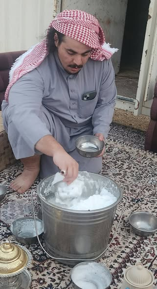 رحلتي إلى بلدة "الشَّعراء" " (الحلقة  الأخيرة)
.
وجوهٌ لا تَعبُر
.
قُبيل أن نُسدل الستار على رحلتنا إلى بلدة "الشعراء" — حيث يتنفّس الحجر قصائد — ومع شيخنا الحبيب محمد السعيدي وابنه البارِّ عبدالله، كان لا بدَّ أن نتوقّف عند وجوهٍ مرّت علينا هناك، ثمَّ أبت أن تمضي.
.
سألتُ الشيخ