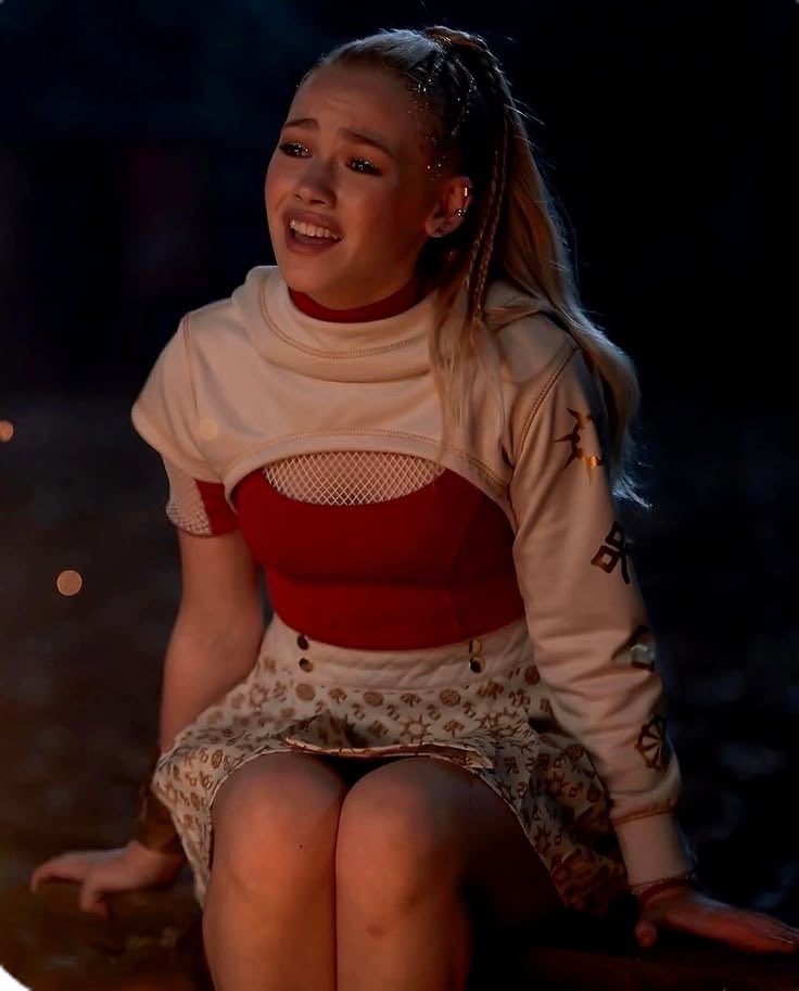 max hatter 🖤is in the isle of the lost tweet media