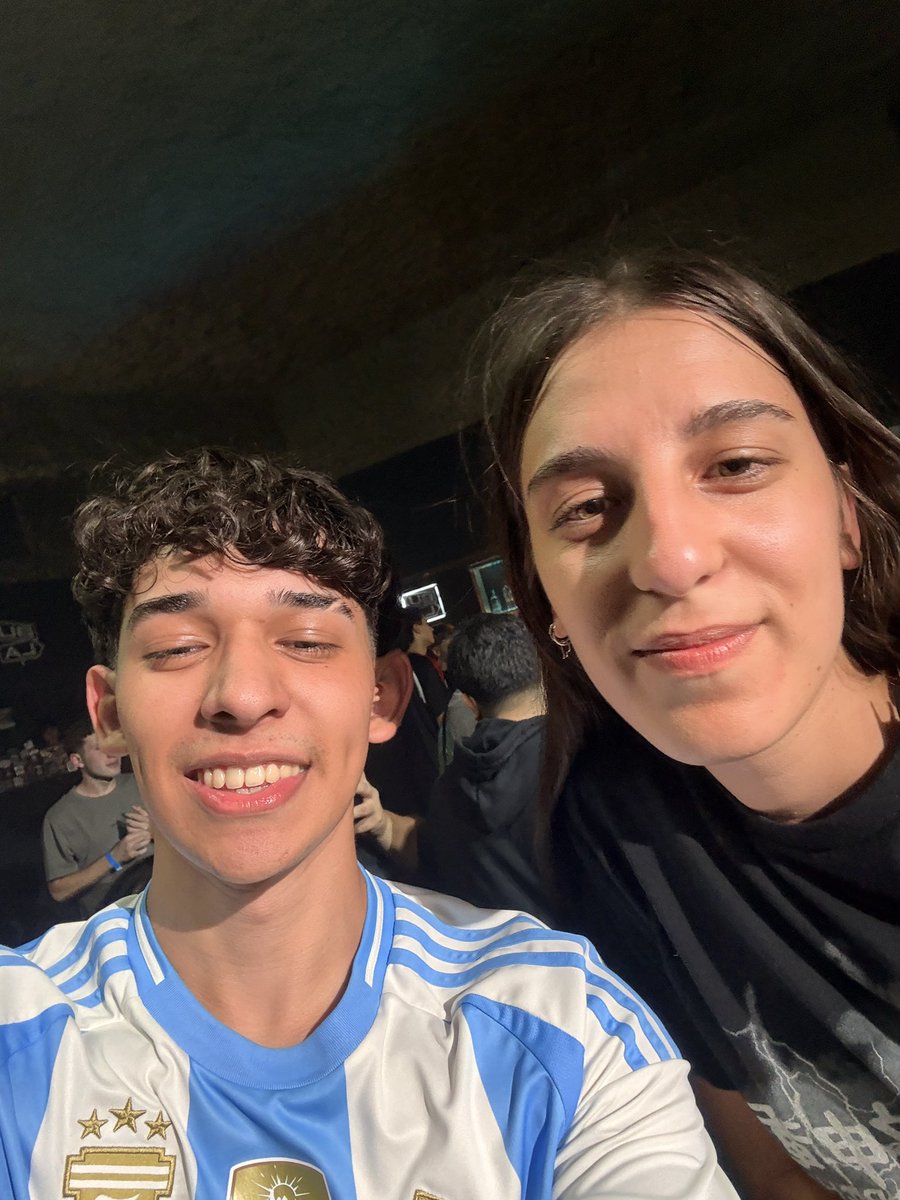 Me quedan diminutas las palabras de agradecimiento con ustedes, por todo el cariño, por el reconocimiento en el show y por todo lo musical que me viene acompañando hace rato. Varias personas que no conozco se acercaron a saludarme y es increíble lo que genera esta comunidad +++