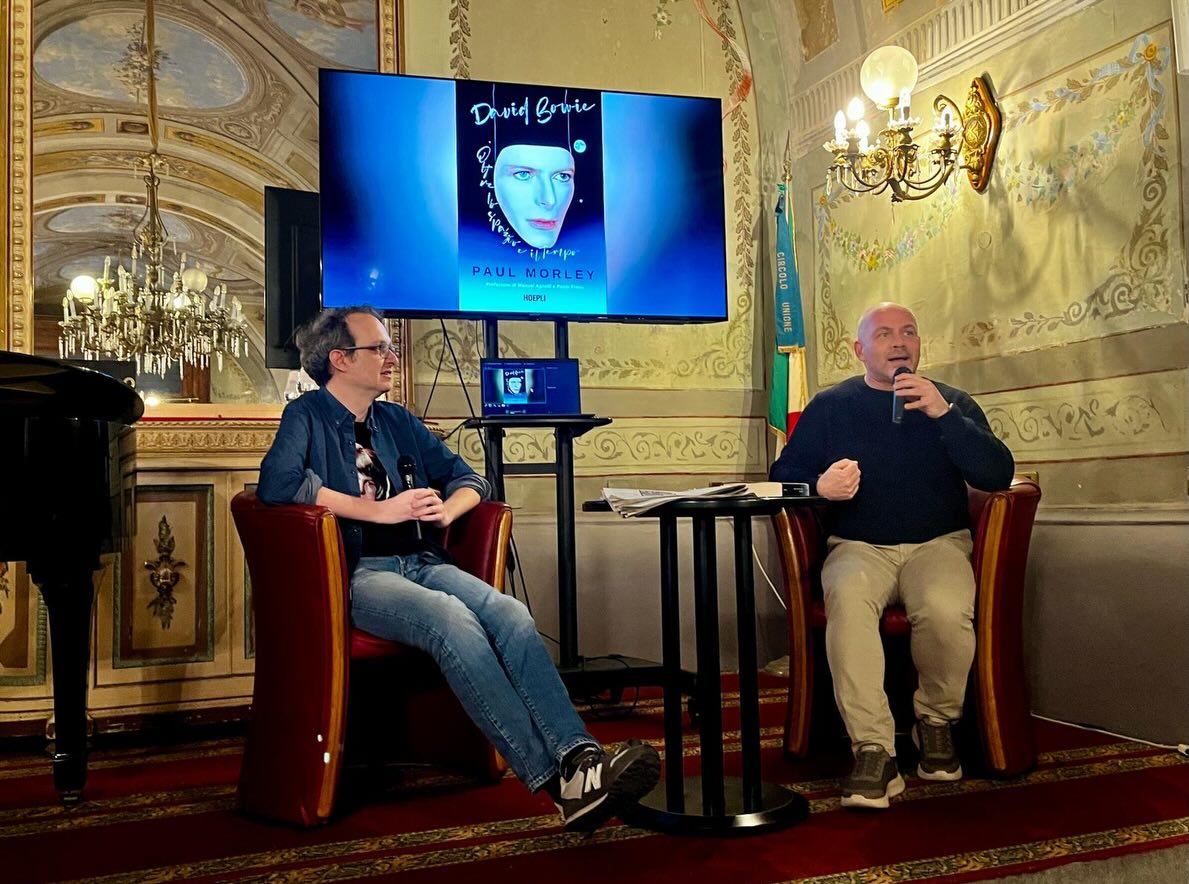 leofollieri's tweet photo. Grazie Lucera perché sei e sarai sempre casa! 

Grande presentazione di “David Bowie. Oltre lo spazio e il tempo” di Paul Morley (Hoepli)

Presto ci sarà una nuova presentazione, ma ve ne parlo meglio nei prossimi giorni!

#davidbowie #paulmorley #hoepli #lucera https://t.co/jYau5WXoXG