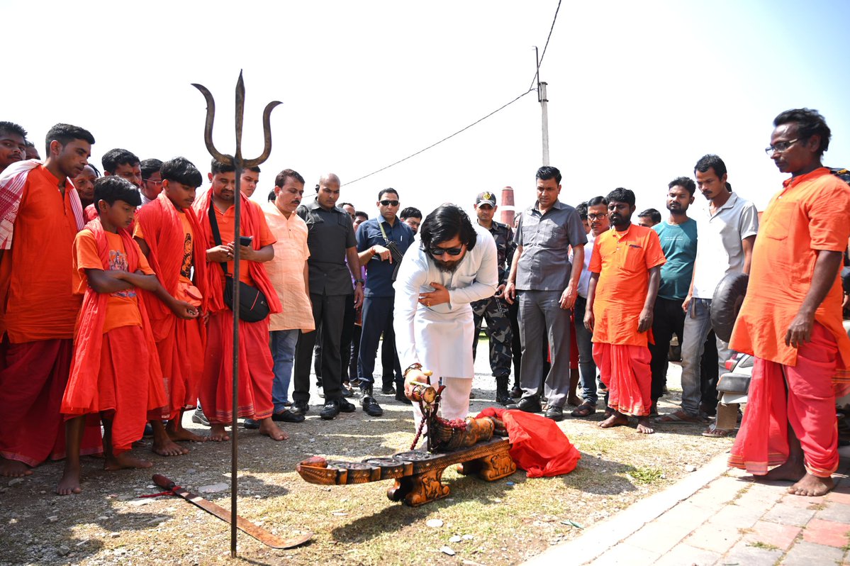 NisithPramanik's tweet image. Glad to be part of the sacred and vibrant Charak cultural tradition.
Such moments remind us of Bengal’s rich spiritual heritage and the strength of our age-old customs that keep our cultural identity alive.
#Charak #BengalCulture #Tradition