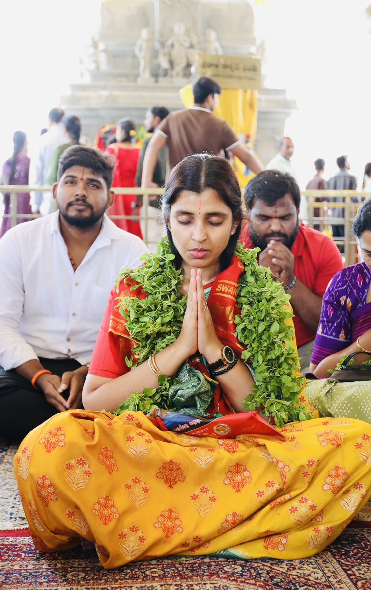 syamalaconnects's tweet photo. స్వర్ణగిరి - యాదగిరి 🙏

స్వర్ణగిరి శ్రీ వెంకటేశ్వర స్వామివారిని మరియు యాదగిరిగుట్ట శ్రీ లక్ష్మీనరసింహస్వామి వారిని దర్శించిన వైయస్ఆర్సీపీ రాష్ట్ర అధికార ప్రతినిధి ఆరె శ్యామల గారు.

వచ్చే ఎన్నికల్లో @ysjagan గారు ఆంధ్రరాష్ట్రానికి ముఖ్యమంత్రి అవ్వాలని కోరారు.

#SyamalaConnects https://t.co/c4765T3ChQ