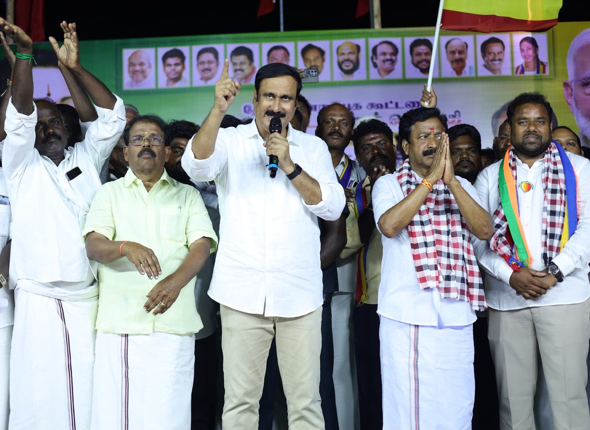 draramadoss's tweet photo. அஇஅதிமுக தலைமையிலான, தேசிய ஜனநாயக கூட்டணியில், மயிலம் சட்டமன்றத் தொகுதி அதிமுக வேட்பாளரும், முன்னாள் தமிழக அமைச்சருமான சி.வி.சண்முகம் அவர்களை ஆதரித்து, இரட்டை இலை சின்னத்தில் வாக்கு சேகரித்து, நாட்டார்மங்கலத்தில் தேர்தல் பரப்புரை செய்த போது.!

#election2026 | #PMK | #NDA https://t.co/nrQIkPX66o