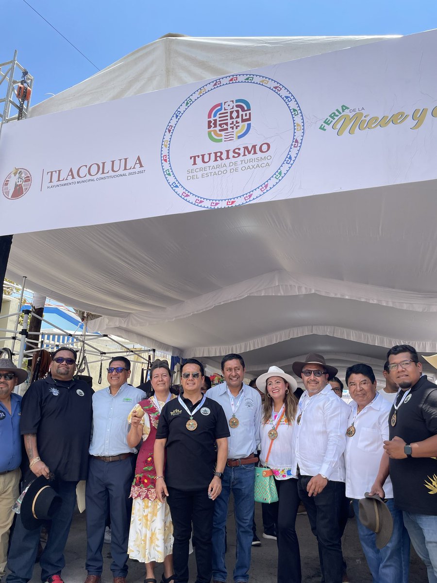 canaimez's tweet photo. Nuestro presidente @LRobertoGCh asistió en representación de la Industria del Mezcal a la inauguración de la Feria de la -#Nieve y el #Mezcal de Tlacolula 2026, preservando las tradiciones y costumbres de la comunidad. 

No se pierdan este evento durante el fin de semana, en https://t.co/CnUd7ZnMWA