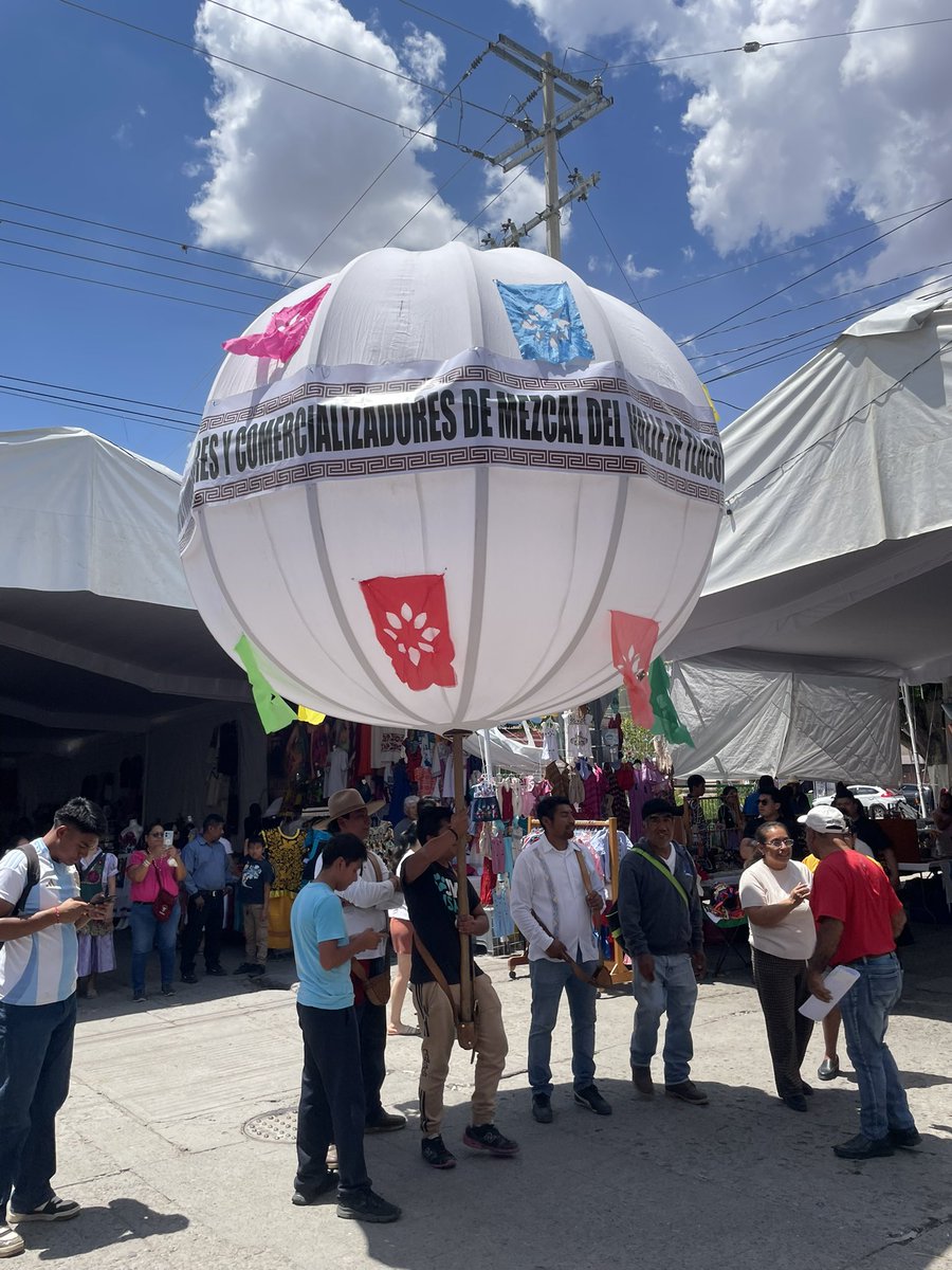 canaimez's tweet photo. Nuestro presidente @LRobertoGCh asistió en representación de la Industria del Mezcal a la inauguración de la Feria de la -#Nieve y el #Mezcal de Tlacolula 2026, preservando las tradiciones y costumbres de la comunidad. 

No se pierdan este evento durante el fin de semana, en https://t.co/CnUd7ZnMWA