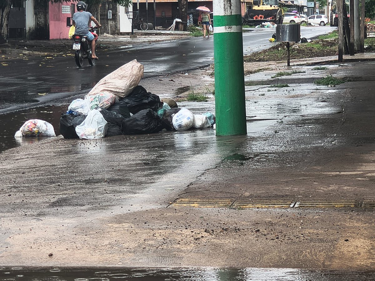 Basta cair uma chuva de 10 minutos para que a população veja o quanto Macapá tinha apenas uma maquiagem, festa na praça e muita propaganda enganosa.
