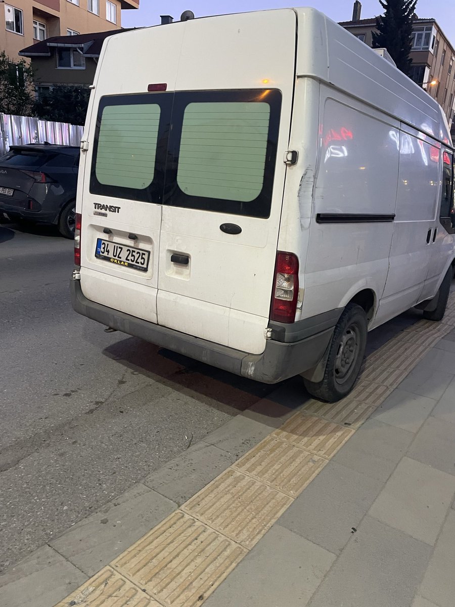 musttobe's tweet photo. Pendik Güzelyalı mah. Kaldırımlar park yeri, belediyeye bildirilmesine rağmen maalesef cevabı alıyoruz. Ortak park alanı yok, ama her yer inşaat.Yürüyecek bir alan yok kaldırımlar da böyle işgal ediliyor. @EmniyetGM @istanbul_pendik @Pendik_Belediye @srkntnyldz @asayisberkemal0 https://t.co/4MgQspmK3z