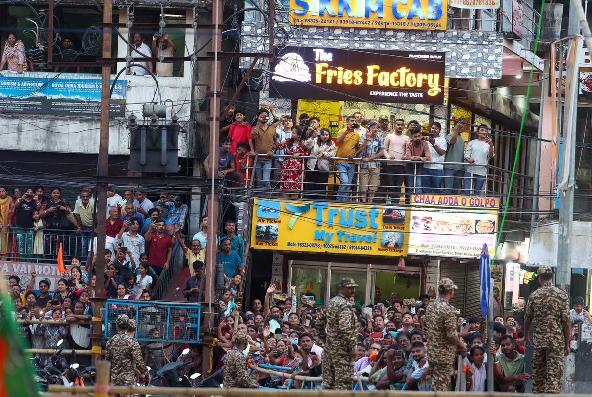 timesofindia's tweet image. #InPics | Narendra Modi holds a roadshow in Siliguri, stretching over 15 km. He also criticised the Trinamool Congress during his address.

#PMModi #Siliguri #WestBengal