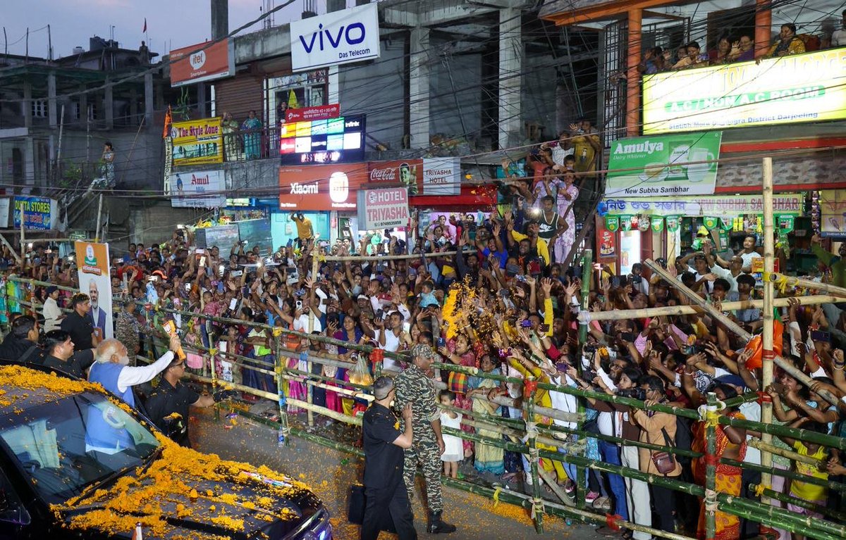 timesofindia's tweet image. #InPics | Narendra Modi holds a roadshow in Siliguri, stretching over 15 km. He also criticised the Trinamool Congress during his address.

#PMModi #Siliguri #WestBengal