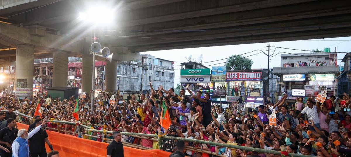 timesofindia's tweet image. #InPics | Narendra Modi holds a roadshow in Siliguri, stretching over 15 km. He also criticised the Trinamool Congress during his address.

#PMModi #Siliguri #WestBengal