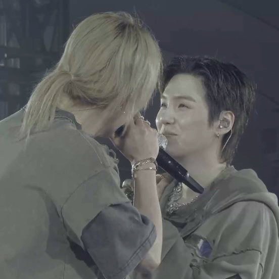 cam IS SEEING BTS🤍 tweet media