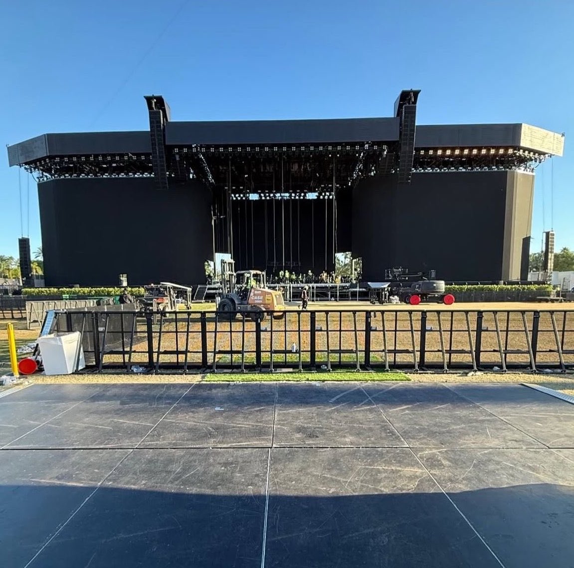 La pasarela del escenario Main Stage, escenario donde Addison Rae se ...