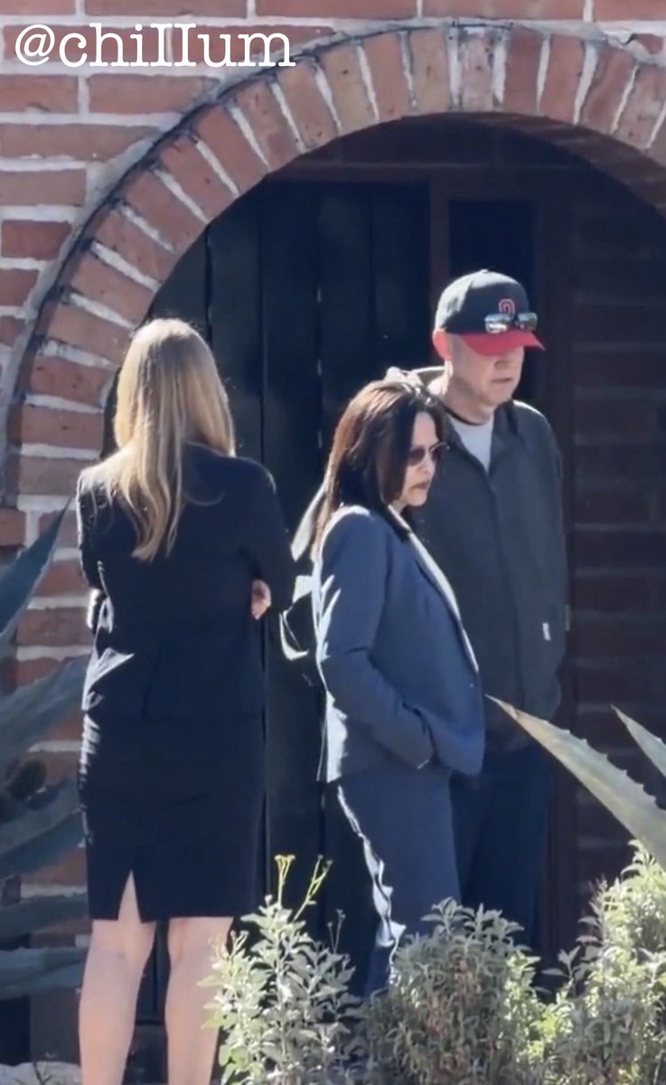 Sarah_WithAn_H_'s tweet photo. -Was #nancyguthrie wheeled out of her home? 
-Investigators at her home on 2/25/26 were seen at the front doorway looking at the area to the right of the stairs. See @chiIIum track pictures. 
-If she was being wheeled, the step down from the front doorway could have jolted her causing the possibly exasperated blood seen in @BrianEntin video.  
-It appears as though a brick at the front doorway was damaged. That could have been caused by wheeling her out. 
-What appears to be a possible transfer of blood maybe be from a tire track.
