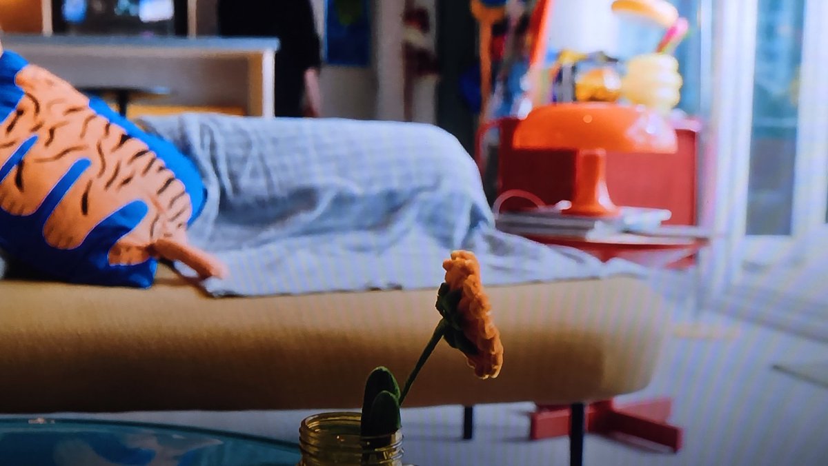 twistedjase's tweet photo. This subtle shwoing of sunflower
I know Qin is DaoNuea's cousin 
And this is Duangs room
But aggghhhh!!!

#duangwithyouep11 https://t.co/ZSWJpps08X