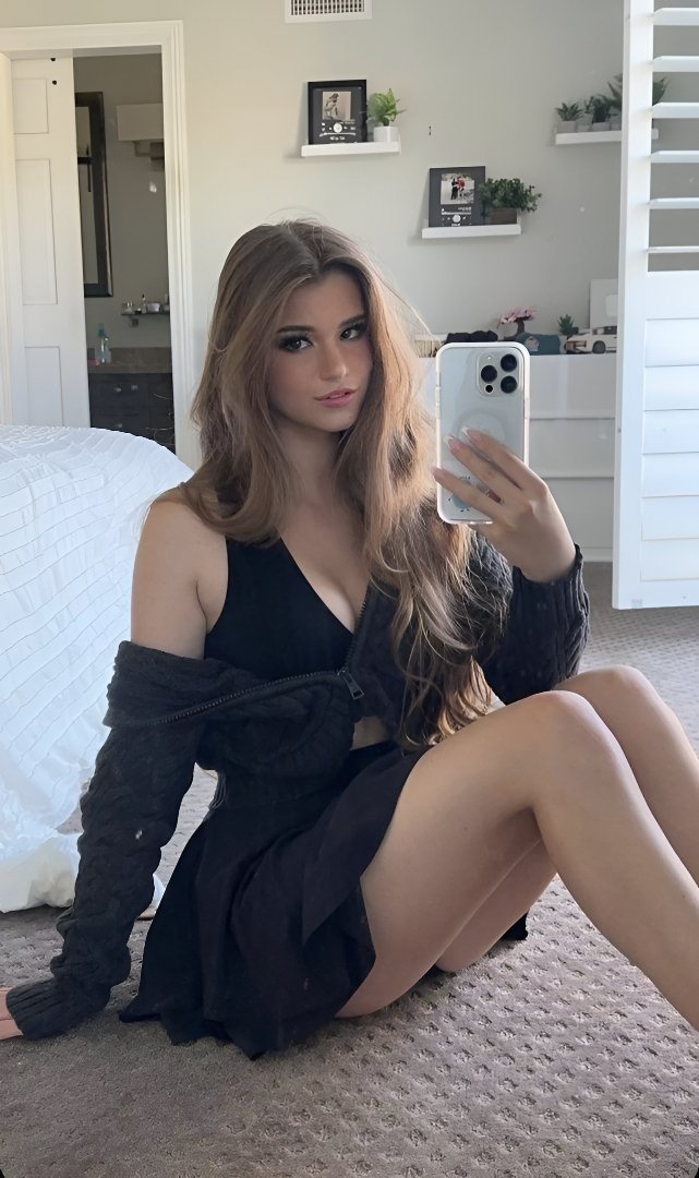 am_Migrade's tweet photo. Name : Brooke Monk
Full Name : Brooke Lillian Monk
Date of Birth : 31 January 2003
Age : 23 years
Height : 5’5” (165 cm)
Weight : 55 kg (121 lbs)
Birthplace : Jacksonville, Florida, USA 🇺🇸
Nationality : American 🇺🇸

Profession : TikTok Influencer, YouTuber, Content Creator
Education : Homeschooled entire life 🏠
Net Worth : $3M – $7M+ 💰

Social Media Stats :
TikTok : 40M+ followers
Instagram : 8M+ followers
YouTube : 9M+ subscribers
Total audience: 55M+ across platforms

Interesting Facts :
> Didn’t get a phone until age 16 😳
> Hit 1M followers in just 2 months after starting 📈
> One of the few influencers with minimal controversy
> Strong focus on faith and personal values ☦

Relationships : Sam Dezz 🇺🇲 (Boyfriend)