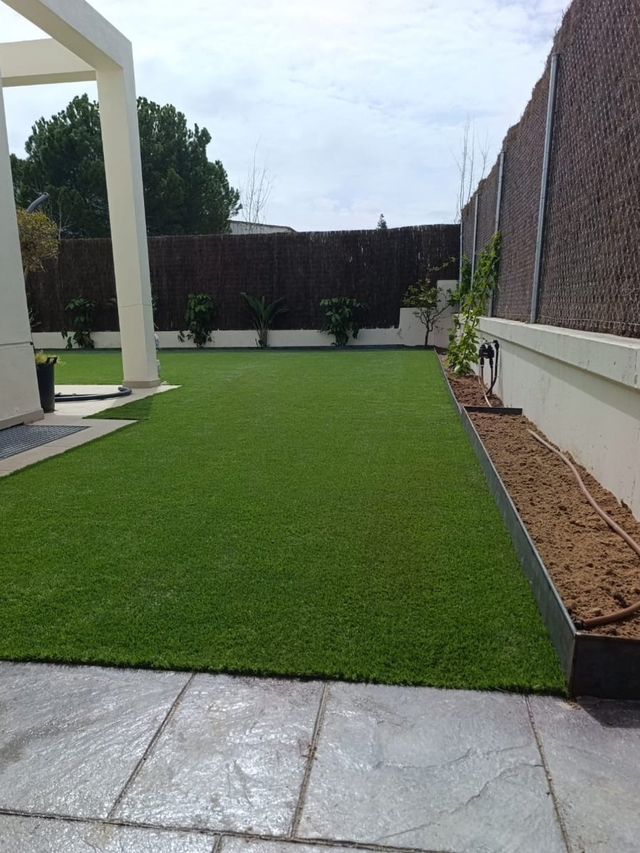 🌿 La mezcla de césped artificial con vegetación natural aporta equilibrio, frescura y un acabado lleno de vida.  ✅ 
  🌱 Una opción perfecta para quienes buscan belleza natural sin renunciar a la comodidad.  💚

 #eurocesped #cespedartificial