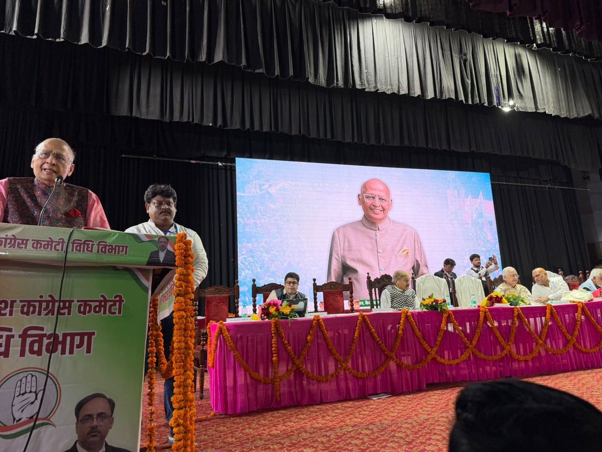 DrAMSinghvi's tweet photo. लखनऊ प्रवास के दौरान प्रदेश स्तरीय अधिवक्ता सम्मेलन में सहभागिता की। कांग्रेस के शीर्ष नेतृत्व की उपस्थिति में अधिवक्ता साथियों के साथ विचार-विमर्श का समृद्ध अवसर मिला।

संविधान के मूल्यों, बाबासाहेब डॉ. भीमराव आंबेडकर के दृष्टिकोण और फुले जी के सामाजिक न्याय, समानता व शिक्षा पर आधारित विचारों पर सार्थक चर्चा हुई।