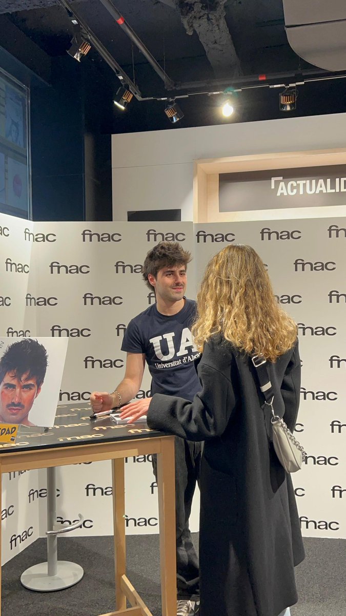 naniikas tweet media