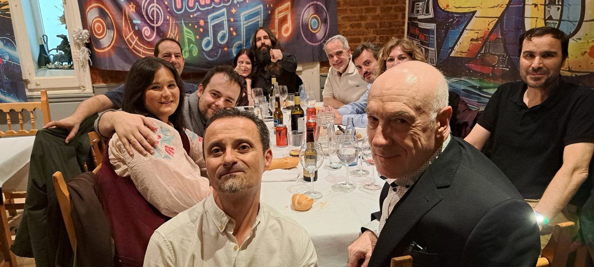 RomaHistoria's tweet photo. Pues hoy nos hemos juntado en @viejos_tercios casi cincuenta divulgador@s de toda España para conocernos y hablar de divulgación honesta. 
Despues comida y sobremesa( como es normal) todo gracias a la Divulgadores de la Historia , mi familia y amig@s. https://t.co/FPu5RUe2Mq