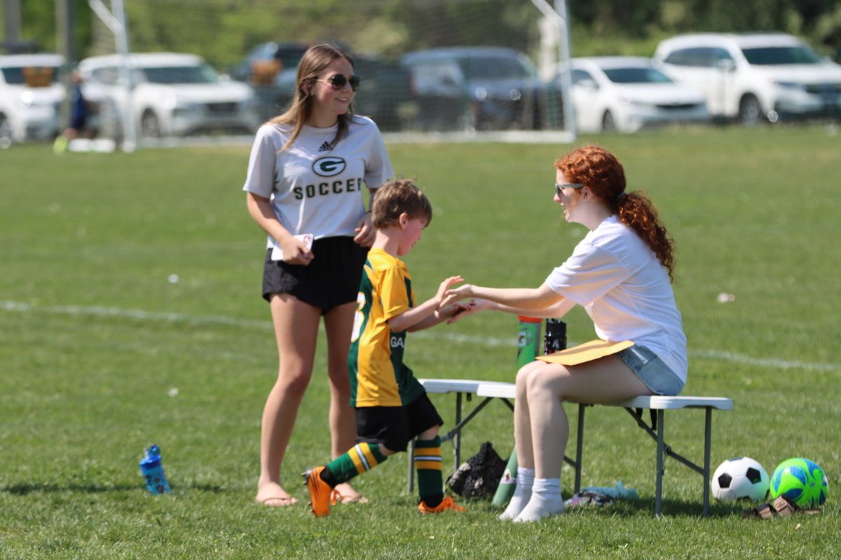 smthomas2004's tweet photo. Shoutout to @GHSGreenWave seniors Kate Thomas, Kortnie Graves, and Autumn Desposito 👏⚽️

balancing advanced coursework, training with their club, part-time jobs, and still finding time to give back as rec coaches.

Leaders on and off the field @WAVEsoc https://t.co/K9qqv09rth