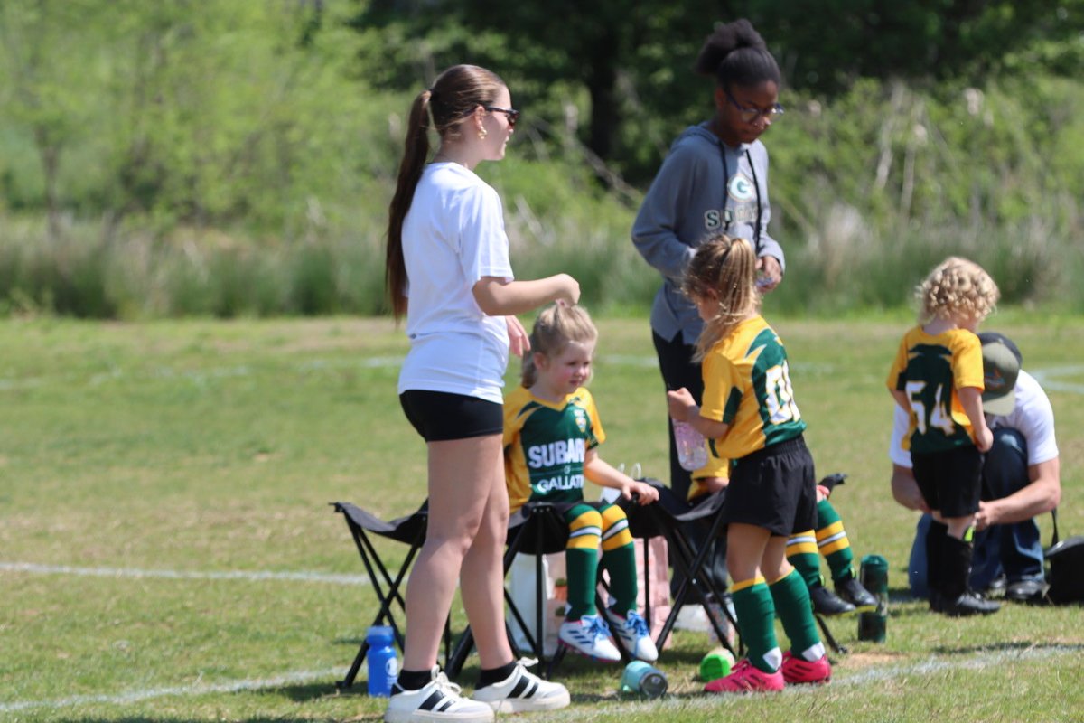 smthomas2004's tweet photo. Shoutout to @GHSGreenWave seniors Kate Thomas, Kortnie Graves, and Autumn Desposito 👏⚽️

balancing advanced coursework, training with their club, part-time jobs, and still finding time to give back as rec coaches.

Leaders on and off the field @WAVEsoc https://t.co/K9qqv09rth