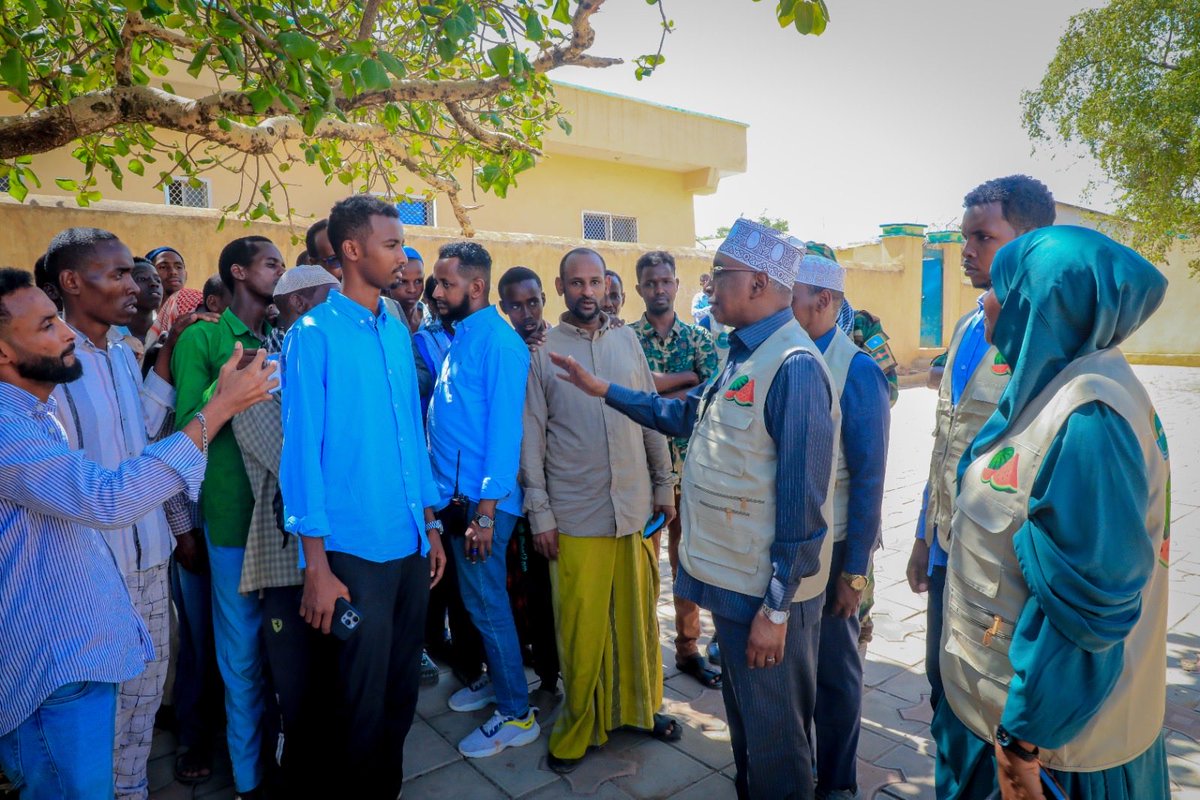 ShariifHSheikh's tweet photo. Maanta waxaan si rasmi ah uga soo qaatay kaarka codbixinta xafiiska Guddiga Doorashooyinka, taas oo ah tallaabo muujinaysa muhiimadda ay leedahay ka qeybgalka doorashooyinka iyo xaqiijinta xuquuqda muwaadinimo. https://t.co/RDRkH1t1LT