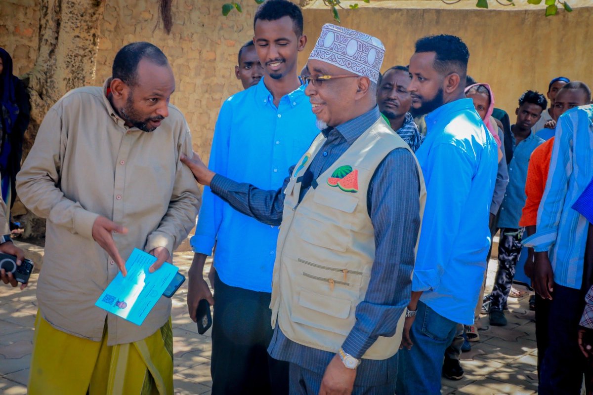ShariifHSheikh's tweet photo. Maanta waxaan si rasmi ah uga soo qaatay kaarka codbixinta xafiiska Guddiga Doorashooyinka, taas oo ah tallaabo muujinaysa muhiimadda ay leedahay ka qeybgalka doorashooyinka iyo xaqiijinta xuquuqda muwaadinimo. https://t.co/RDRkH1t1LT