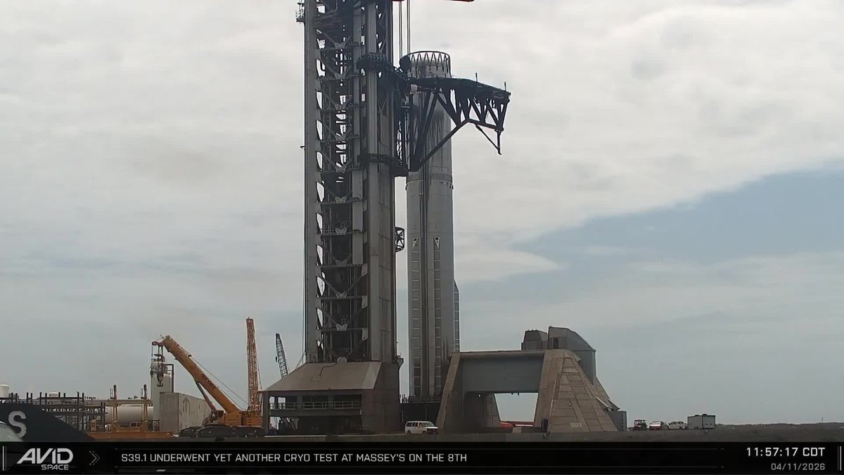 SpaceX Lifts Booster 19 Equipped with 33 Raptor 3 Engines...