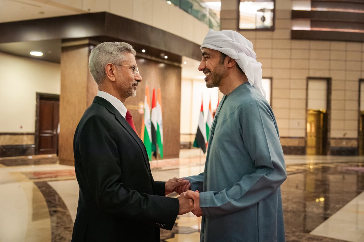 OFMUAE's tweet photo. عبدالله بن زايد يستقبل معالي الدكتور سوبرامنيام جايشنكار، وزير خارجية جمهورية الهند الصديقة، ويبحثان تداعيات الاعتداءات الصاروخية الإيرانية الغاشمة والإرهابية التي استهدفت دولة الإمارات وعدد من الدول الشقيقة والصديقة، بالإضافة إلى بحث المستجدات الإقليمية في أعقاب إعلان رئيس الولايات المتحدة الأمريكية وقف إطلاق النار بين الولايات المتحدة وإيران لمدة أسبوعين. كما تم بحث العلاقات الاستراتيجية بين 🇦🇪 و 🇮🇳.