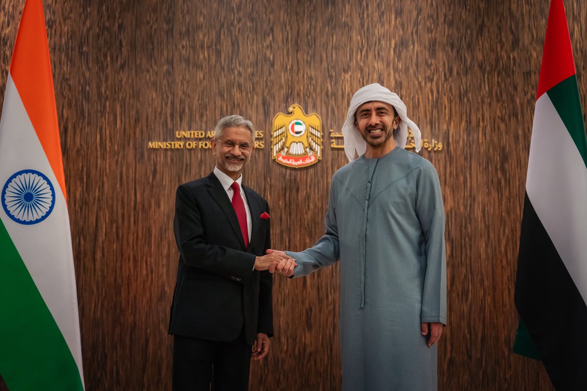 OFMUAE's tweet photo. عبدالله بن زايد يستقبل معالي الدكتور سوبرامنيام جايشنكار، وزير خارجية جمهورية الهند الصديقة، ويبحثان تداعيات الاعتداءات الصاروخية الإيرانية الغاشمة والإرهابية التي استهدفت دولة الإمارات وعدد من الدول الشقيقة والصديقة، بالإضافة إلى بحث المستجدات الإقليمية في أعقاب إعلان رئيس الولايات المتحدة الأمريكية وقف إطلاق النار بين الولايات المتحدة وإيران لمدة أسبوعين. كما تم بحث العلاقات الاستراتيجية بين 🇦🇪 و 🇮🇳.