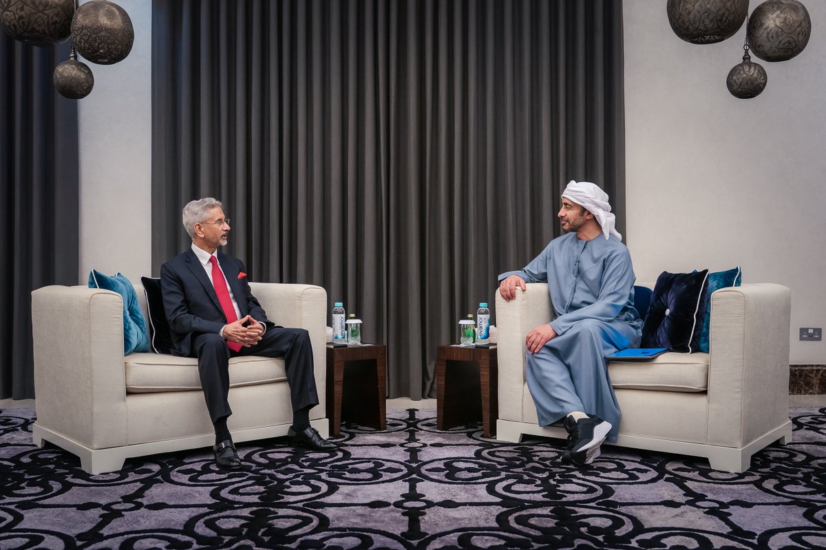 OFMUAE's tweet photo. عبدالله بن زايد يستقبل معالي الدكتور سوبرامنيام جايشنكار، وزير خارجية جمهورية الهند الصديقة، ويبحثان تداعيات الاعتداءات الصاروخية الإيرانية الغاشمة والإرهابية التي استهدفت دولة الإمارات وعدد من الدول الشقيقة والصديقة، بالإضافة إلى بحث المستجدات الإقليمية في أعقاب إعلان رئيس الولايات المتحدة الأمريكية وقف إطلاق النار بين الولايات المتحدة وإيران لمدة أسبوعين. كما تم بحث العلاقات الاستراتيجية بين 🇦🇪 و 🇮🇳.
