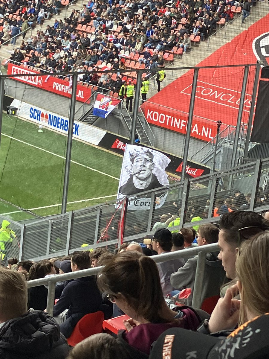 Corinemeisner's tweet photo. Als we jullie trainer overnemen, kunnen we dan deze fantastische vlag er bij krijgen @telstar1963nv  ? #utrtel #correia #fcutrecht https://t.co/Gpq1doE4mv