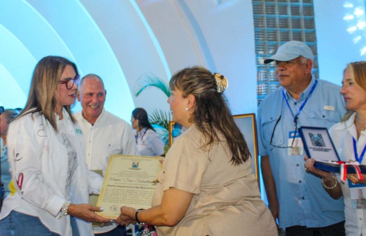 Alcaldía de Maracaibo rinde tributo a la Virgen de Betania
Durante un acto de júbilo, regocijo.A su vez, la Orden San Sebastián fue otorgada, post mortem, a María Esperanza Medrano de Bianchini, sierva de Dios, quien presenció por primera vez la aparición el 25 de marzo de 1976