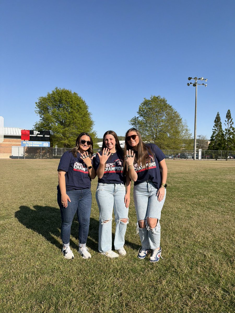 EasonKinle80086's tweet photo. We finally got our State rings!! It was such a great season I hope to do it again next year!! ❤️💙
@Generals_SB https://t.co/YL95kFQF4G