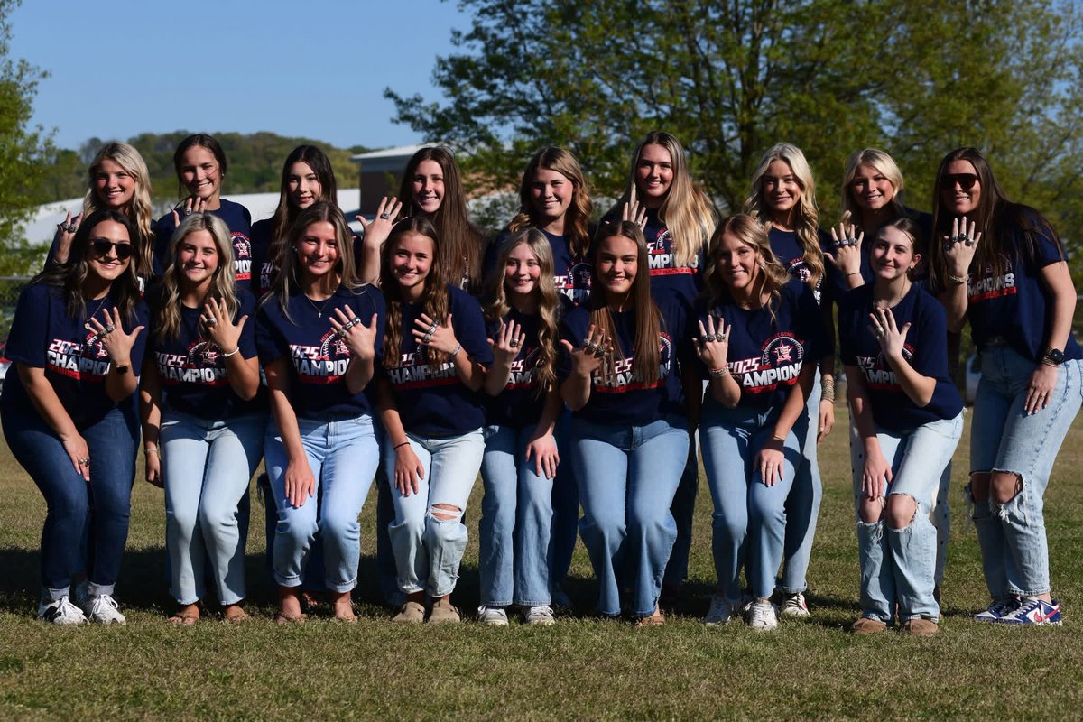 EasonKinle80086's tweet photo. We finally got our State rings!! It was such a great season I hope to do it again next year!! ❤️💙
@Generals_SB https://t.co/YL95kFQF4G