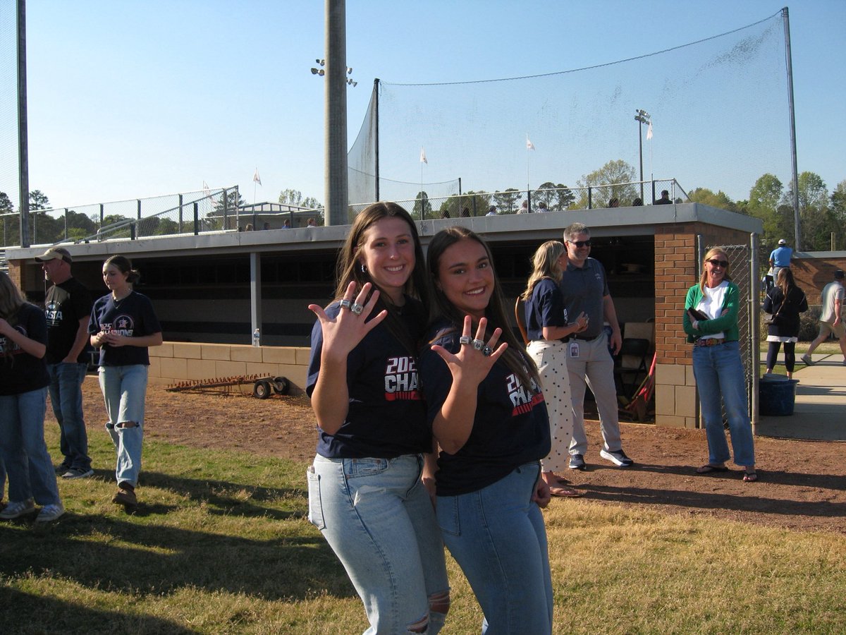 EasonKinle80086's tweet photo. We finally got our State rings!! It was such a great season I hope to do it again next year!! ❤️💙
@Generals_SB https://t.co/YL95kFQF4G