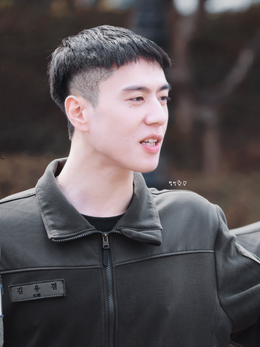 "입술에 아무것도 안 발랐는데" 😆🌼
#YUGYEOM