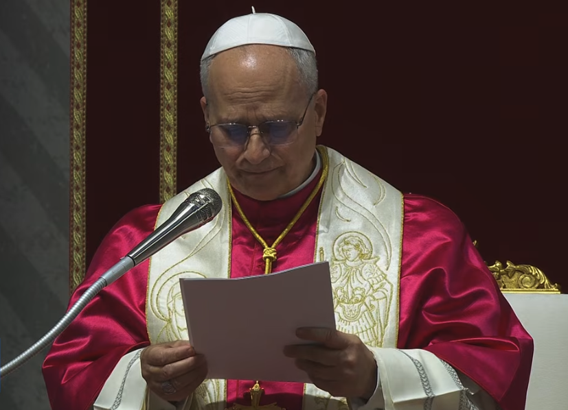 #OracionPorLaPaz #PapaLeónXIV: La guerra divide, la esperanza une. La prepotencia pisotea, el amor levanta. La idolatría ciega, el Dios vivo ilumina.