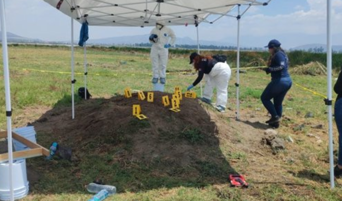 envozmxoficial's tweet image. Colectivos de búsqueda hallaron 219 #restos humanos en #Tláhuac-Chalco, CDMX. 

Familias exigen su #identificación inmediata y piden investigar a fondo la zona por su alto interés forense.
👇Aquí la nota:
envoz.mx/articulo/estad…