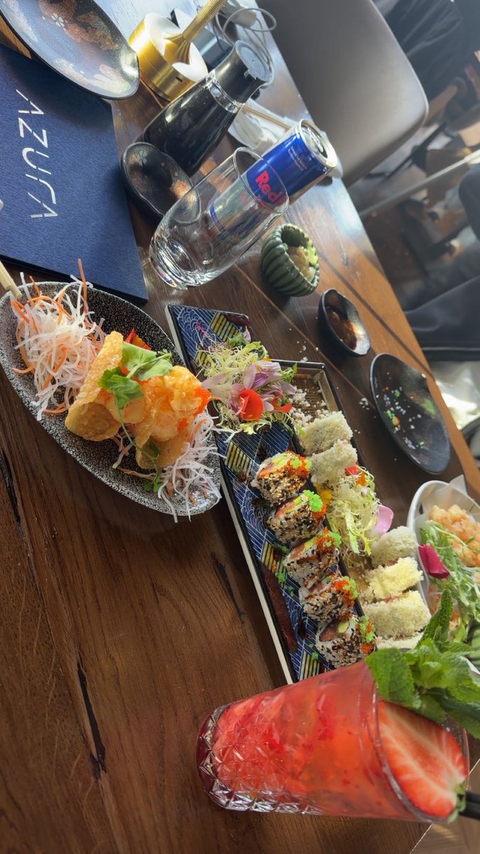 Sushi bij Azura en een strawberry moijto in m’n hand… dat is mijn standaard. Zorg er maar voor dat je mijn kosten bijhoudt. 
#findomnl #drain #femdomnl #femdom #tikkieslaaf #geldslaaf #moneydrain #paypig #paypignl #voetenslaaf #cashcow