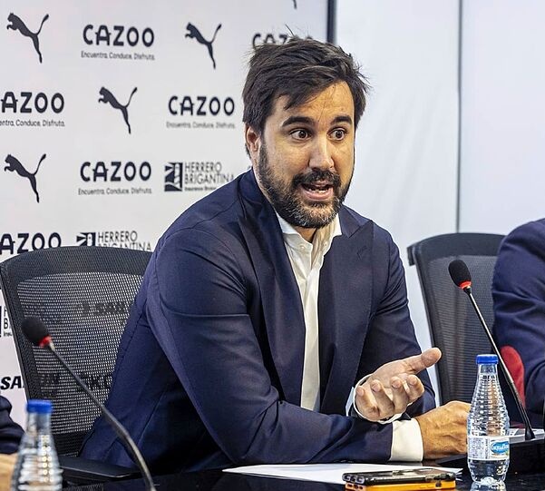 Y ahora me pregunto ¿por qué nadie habla del señor Javier Solis, que calla y calla y calla...y cobra y cobra y cobra...siendo cómplice de la destrucción del VCF y sentándose en la misma mesa de quien está matando a nuestro club?Sobreprotegido. Que nadie olvide q es valenciano. 🦇