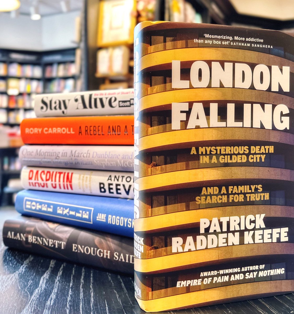 WStonesArgyleST's tweet photo. Mind-expanding non-fiction 🧠 

All the buzz around London Falling is absolutely worthy - it’s a thrilling deep dive into a murky underworld hiding below London’s glitzy surface. https://t.co/0O8kszUt4x
