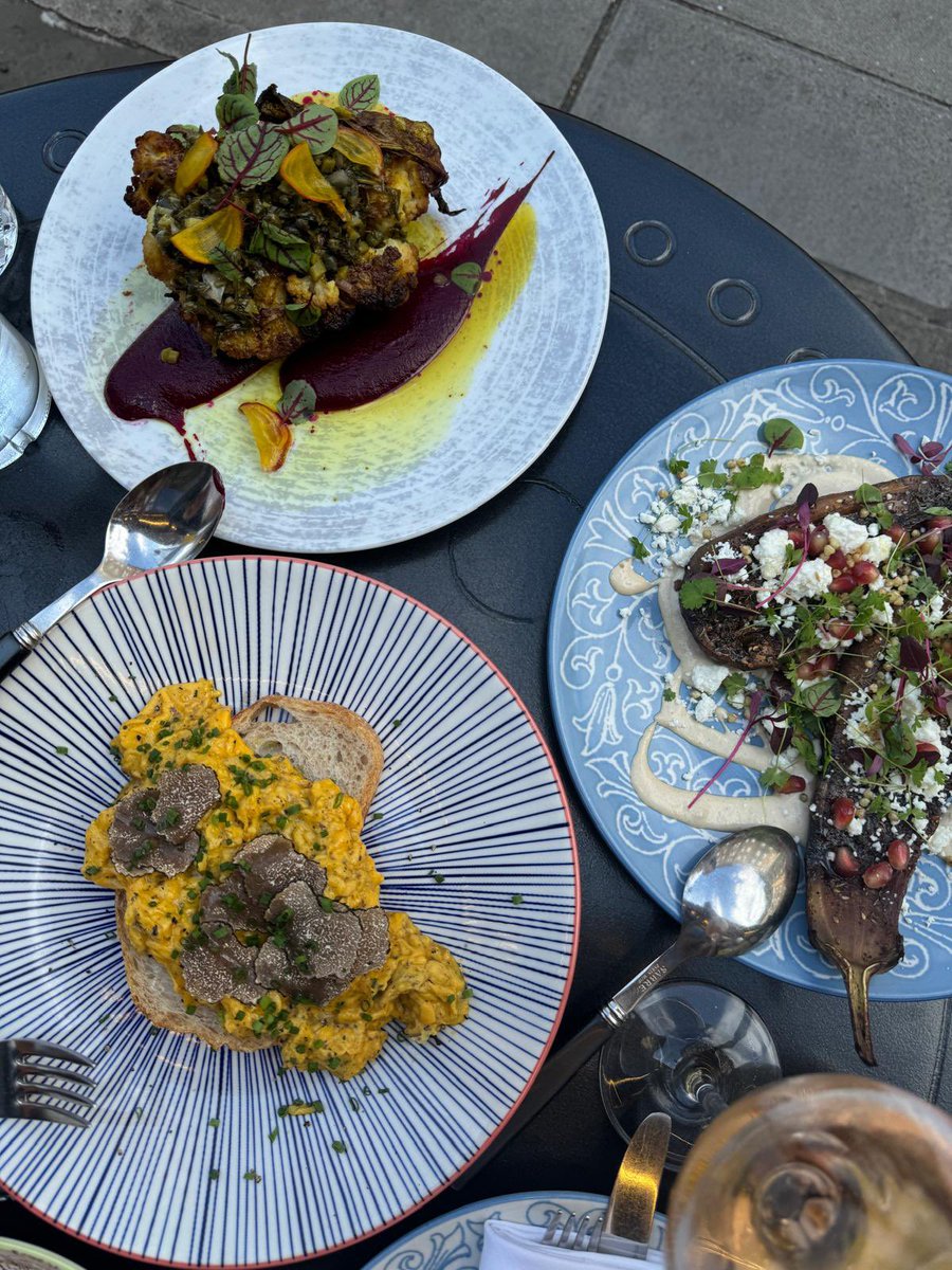 Out for lunch with friends, bill is on you 💋