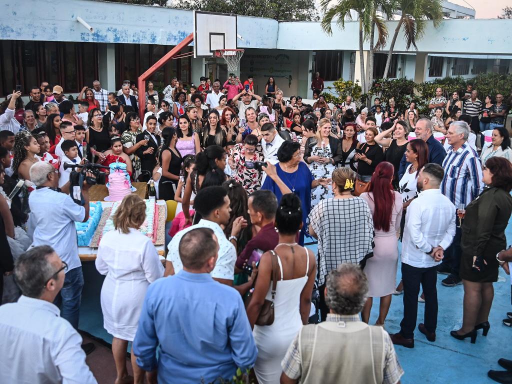 Cómo es habitual cada año, en la escuela Solidaridad con Panamá se celebró la fiesta 🎂🪅🪩 de 1️⃣5️⃣ años de estudiantes de este centro.
El amor y la sensibilidad caracterizaron esta celebración. Que grande es #MiRevolución 🇨🇺
#CubaSoberana 
<a href="/MincinCuba/">Comercio Cuba</a> 
<a href="/CubaMined/">MINED</a> 
<a href="/jrebeldecu/">Juventud Rebelde</a>