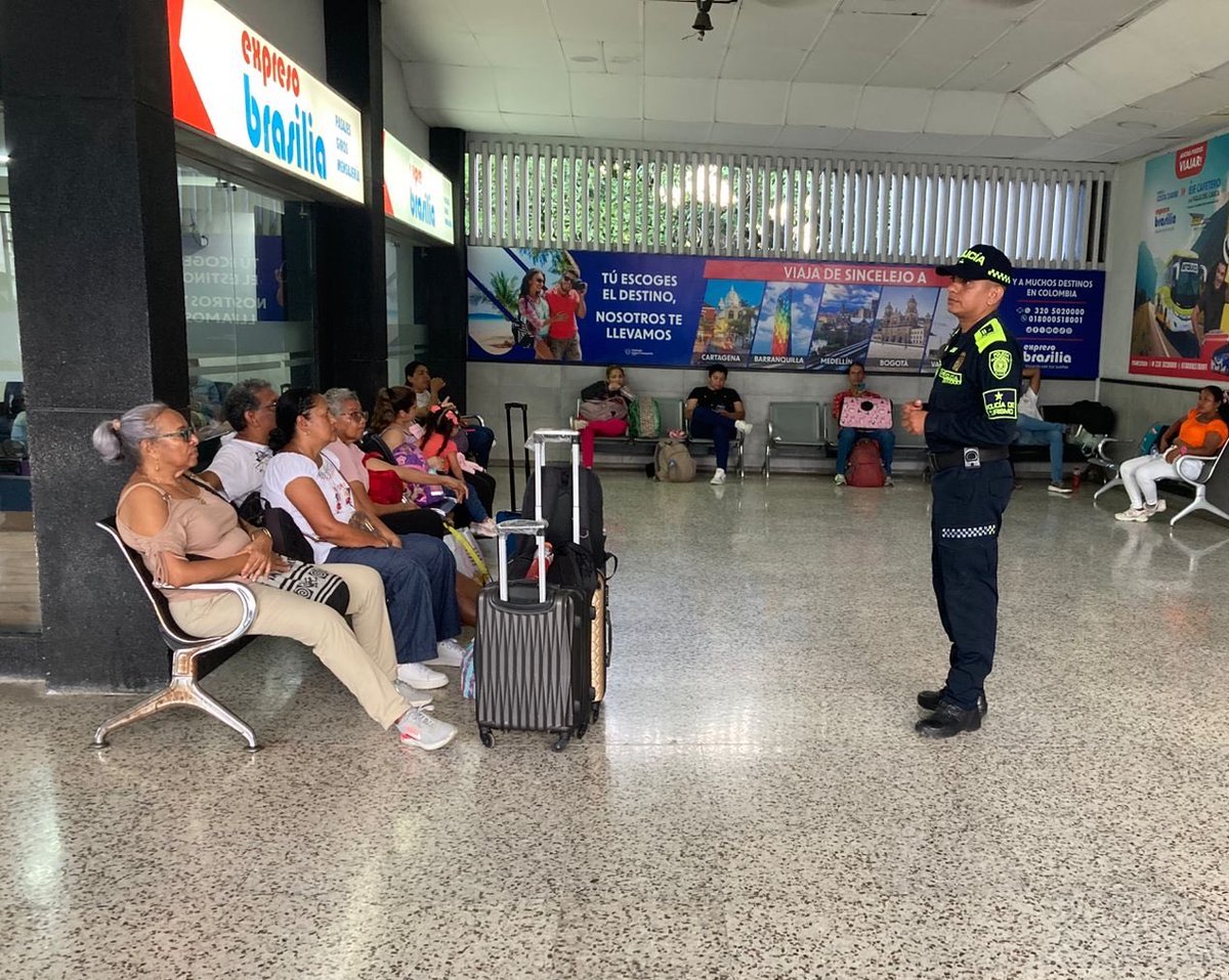 En Coveñas realizamos campaña de sensibilización en la terminal de transporte 🧳

Dirigida a viajeros, conductores y comunidad en general, con el propósito de prevenir la explotación sexual y comercial de niños, niñas y adolescentes 🚫

¡Viajar seguro también es protegerlos! 🚔