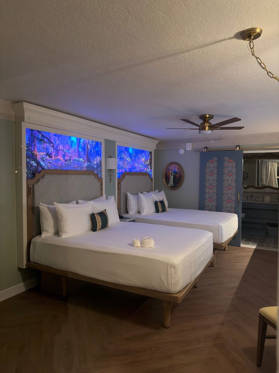 HisNameIsMax's tweet image. Happy to confirm there are still magical headboards in the newly renovated Port Orleans guest rooms! 🥳

#DisneyResorts #Hotels #DisneyWorld #Disney